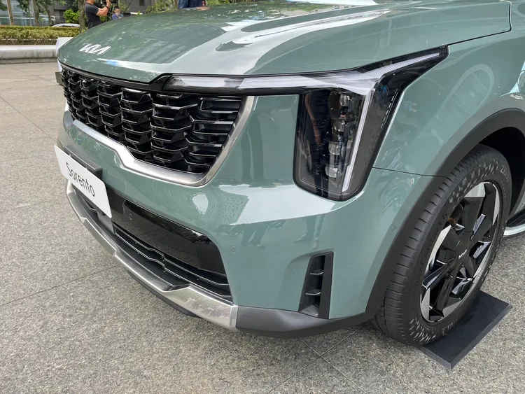 外觀上以大器的Tiger Face前視造型，搭配Star Map LED星圖日行燈，並透過Vertical LED晶曜頭燈與立體三維水箱護罩，詮釋Kia新世代設計美學。林浩昇攝