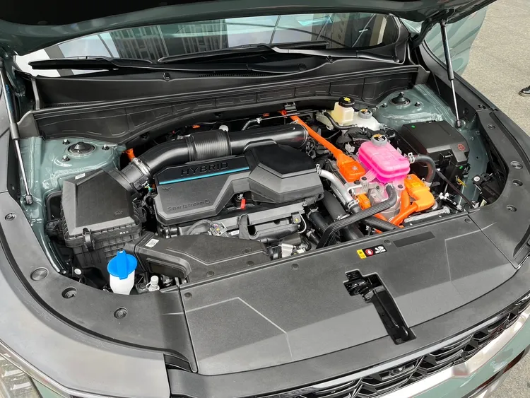 Kia小改款Sorento提供兩種動力選擇，圖中Turbo-Hybrid車型搭載1.6升渦輪油電動力，可輸出235匹最大綜效馬力。林浩昇攝