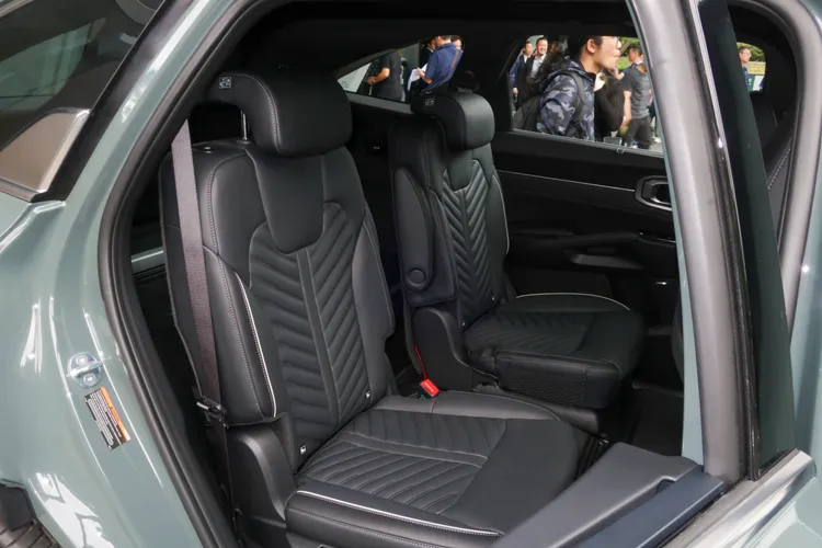 Sorento在Turbo-Hybrid渦輪油電車型提供尊榮六人座（圖）與七人座兩種不同的空間配置。林浩昇攝