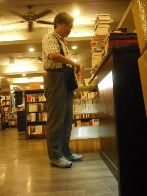 張友驊逛書店的身影，2011年被書店臉書po出做為當周主打星。翻攝茉莉二手書店台大店臉書