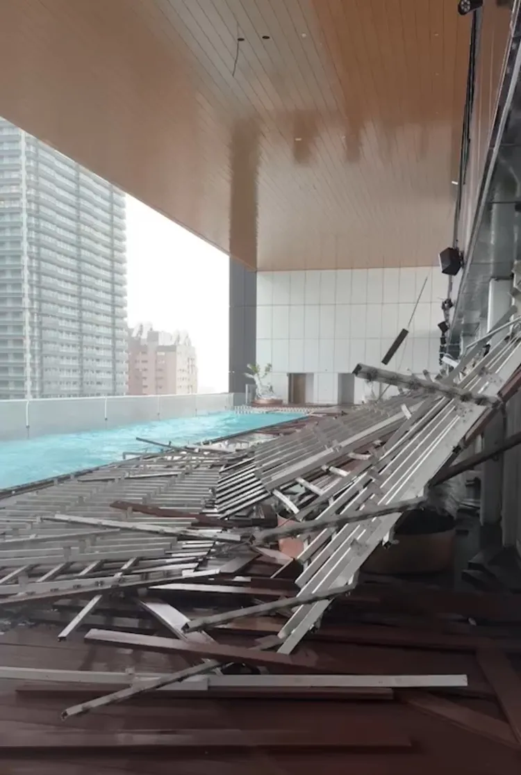 池畔木地板被颱風破壞捲起。承億酒店提供