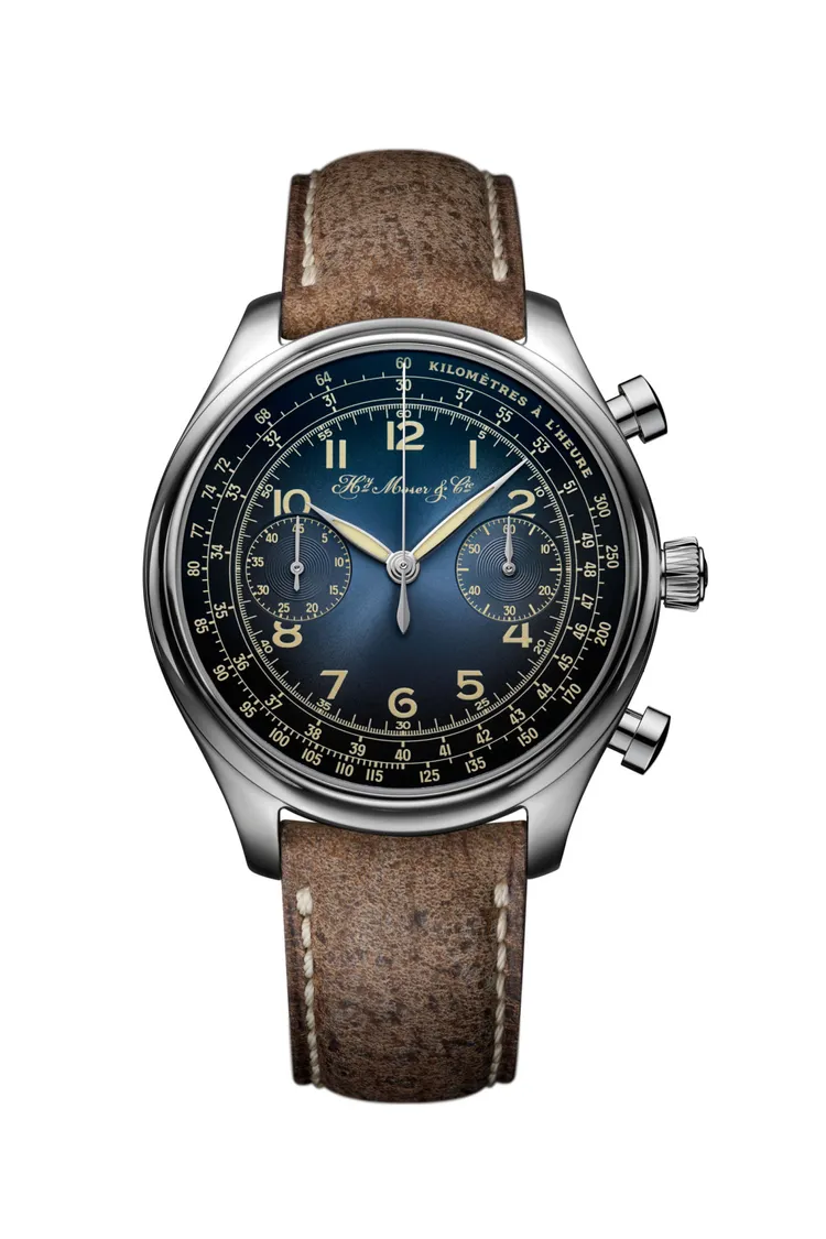 亨利慕時H. Moser x Massena LAB勇創者計時碼錶，41mm，實心不鏽鋼錶殼，電光藍煙燻錶盤飾以放射狀太陽紋錶盤，手工縫製棕色大捻角羚皮錶帶，HMC 220自動上鍊自製機芯，動力儲存3日，限量100只，96萬8000元。品牌提供