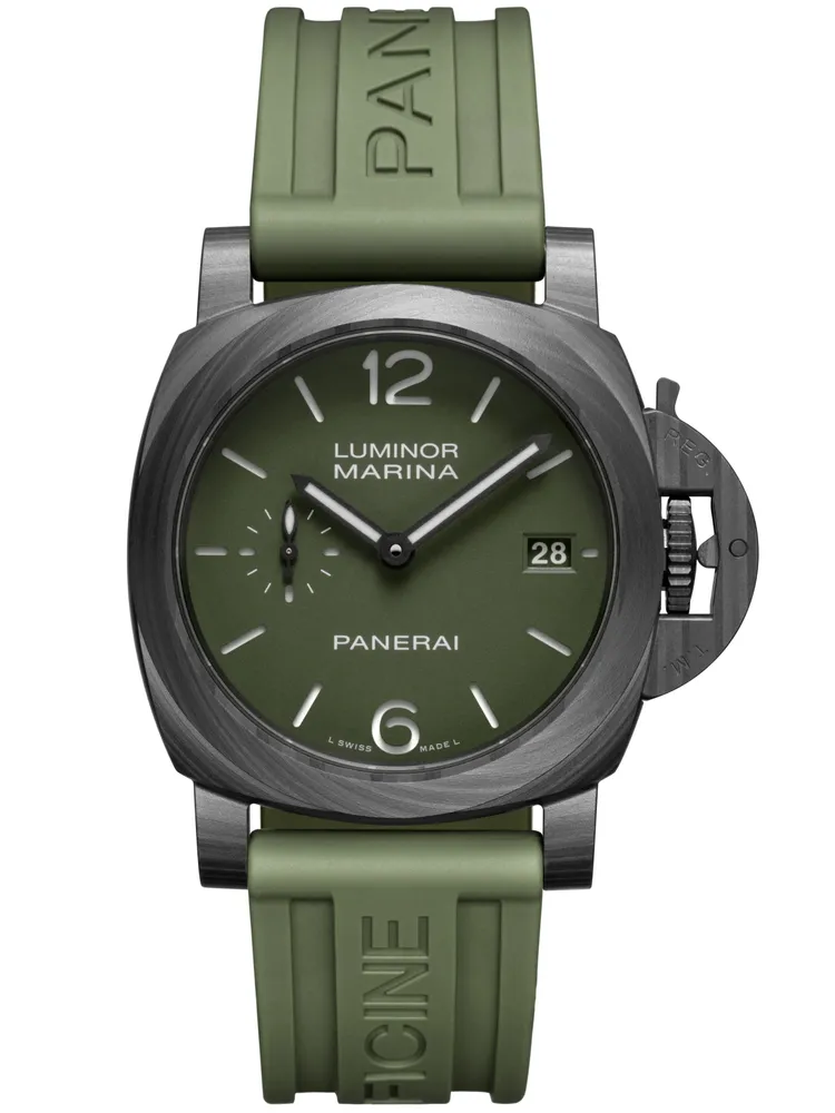 沛納海Luminor Quaranta Carbotech（PAM01526），40mm，Carbotech錶殼，綠色霧面三明治錶盤，軍綠色橡膠錶帶，P.900自動上鍊機械機芯，動力儲存3日，防水深度300米，40萬8000元。品牌提供