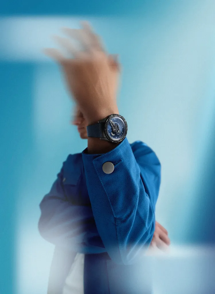 雅典錶Freak One Navy Blue奇想腕錶，44mm，黑色DLC鍍層緞面打磨鈦金屬錶殼，藍色和黑色壓紋橡膠錶帶/雙色橡膠錶帶，UN-240自製自動上鍊機芯，動力儲存90小時，防水深度30米，203萬1000元。品牌提供