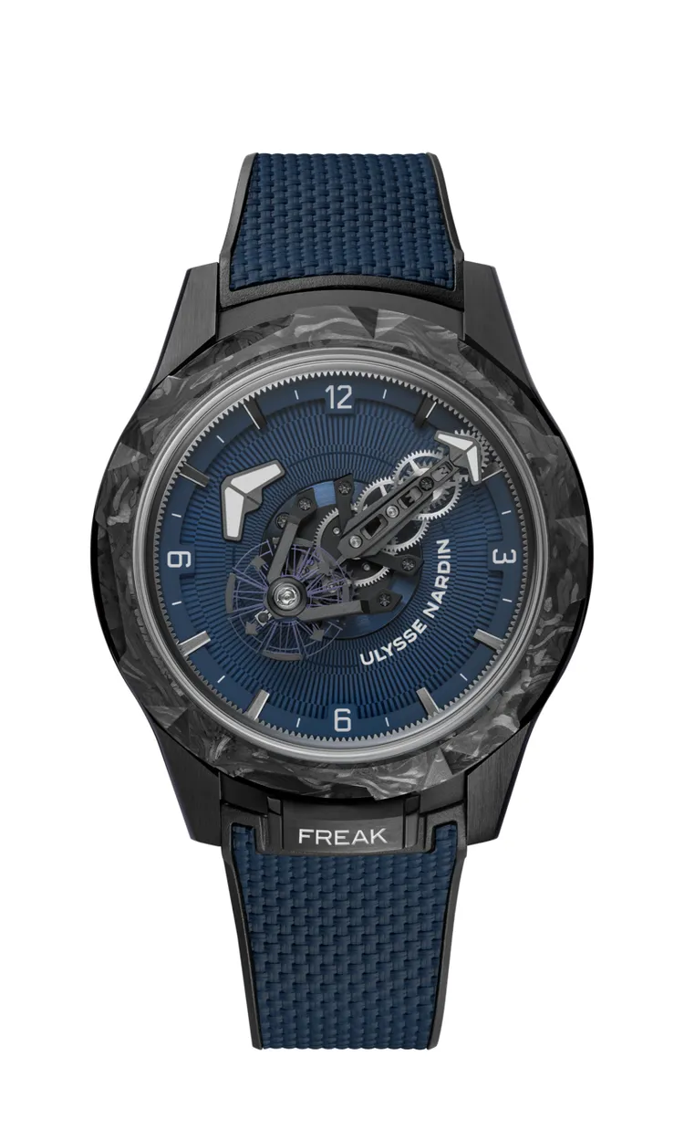 雅典錶Freak One Navy Blue奇想腕錶，44mm，黑色DLC鍍層緞面打磨鈦金屬錶殼，藍色和黑色壓紋橡膠錶帶/雙色橡膠錶帶，UN-240自製自動上鍊機芯，動力儲存90小時，防水深度30米，203萬1000元。品牌提供