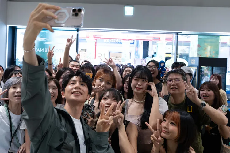 林郁婷人氣爆棚與熱情粉絲自拍。品牌提供