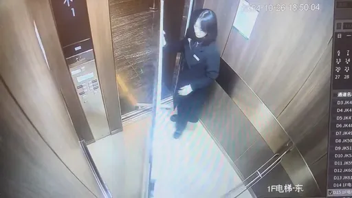 正妹推白板搭電梯「竟囚禁自己」 網笑:能力全選顏值沒點智商