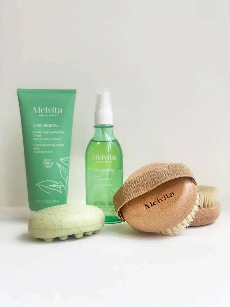 蜜葳特綠境植香煥新3重奏組，包含200ml保濕身體乳、100ml亮澤潤膚雙效露 100ml、125g去角質皂、天然櫸木體刷，3080元。品牌提供