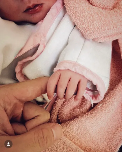 恭喜！高爾宣「前世情人」報到　曬父女牽手照萌翻