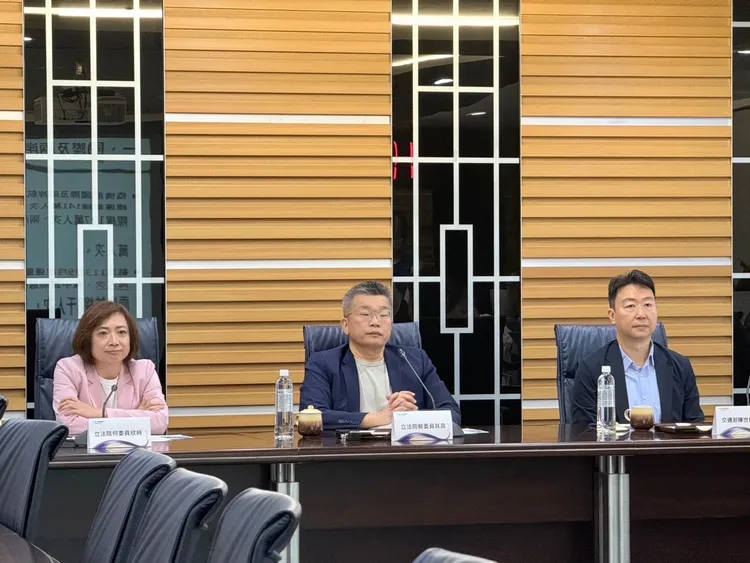 立委蔡其昌（中）邀請立院交通委會員何欣純（左）及交通部長陳世凱，視察台中國際機場。何欣純提供