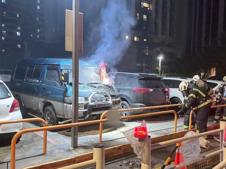 廂型車冒煙起火。八德警分局提供