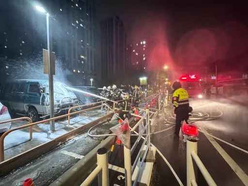 停車場內廂型車線路短路自燃起火 八德警、民持滅火器及時阻災