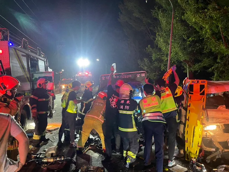 警消到場用機具破壞車體才將3人救出，所幸送醫無生命危險。民眾提供