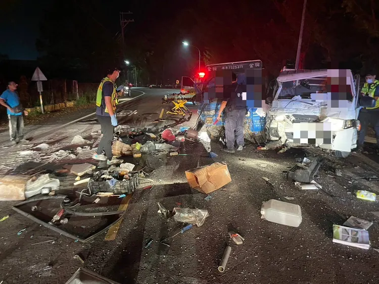 撞擊力道之大零件四散，現場一片狼藉。民眾提供