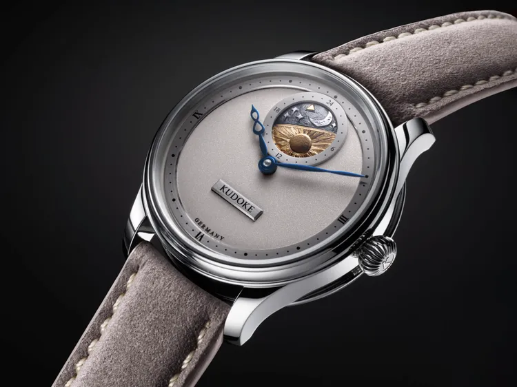 KUDOKE 2腕錶，39mm，不鏽鋼錶殼，磨砂錶盤，皮革錶帶，Kaliber 1-24H 自製手動上鍊機械機芯，動力儲存46小時，防水深度50米，47萬3000元。品牌提供