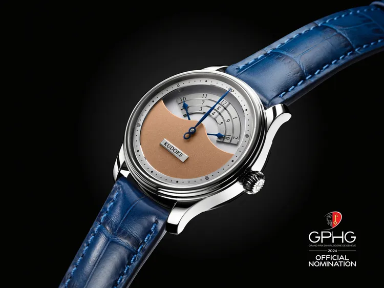 KUDOKE 3腕錶，39mm，不鏽鋼錶殼，磨砂鮭魚色/鍍銠錶盤，皮革錶帶，Kaliber 1手動上鍊機械機芯，動力儲存46小時，防水深度50米，39萬4000元。品牌提供