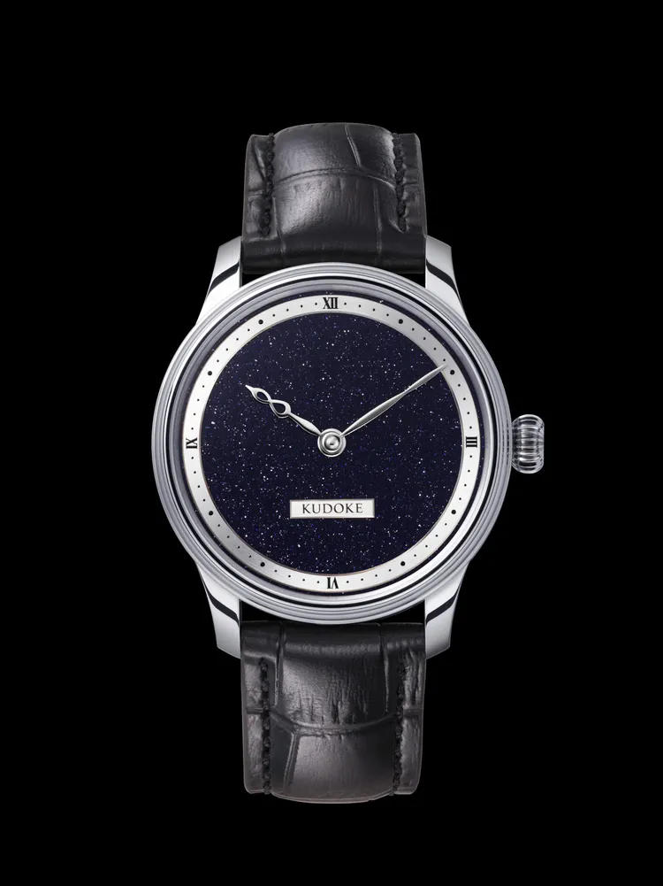KUDOKE ∞腕錶，39mm，不鏽鋼錶殼，藍色沙金石錶盤，皮革錶帶，Kaliber 1手動上鍊機械機芯，動力儲存46小時，防水深度50米，59萬6000元。品牌提供