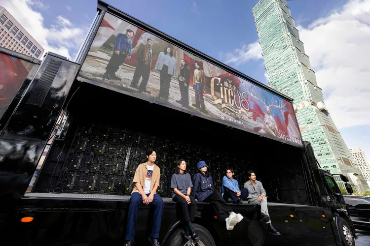 麋先生出動擁有三面大螢幕和升降變化功能的「馬戲團麋倒眾生巡迴車」，將於售票日當天起在各大商圈進行巡迴。相信音樂提供