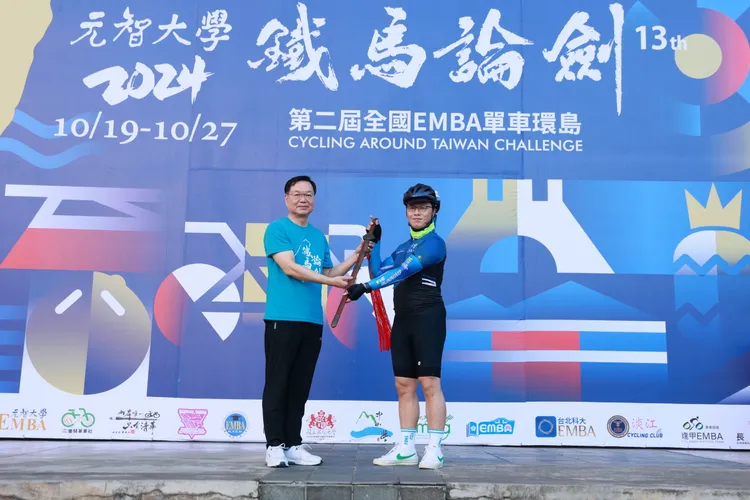 廖慶榮校長授劍給元智大學EMBA羅懷均執行長。元智大學提供