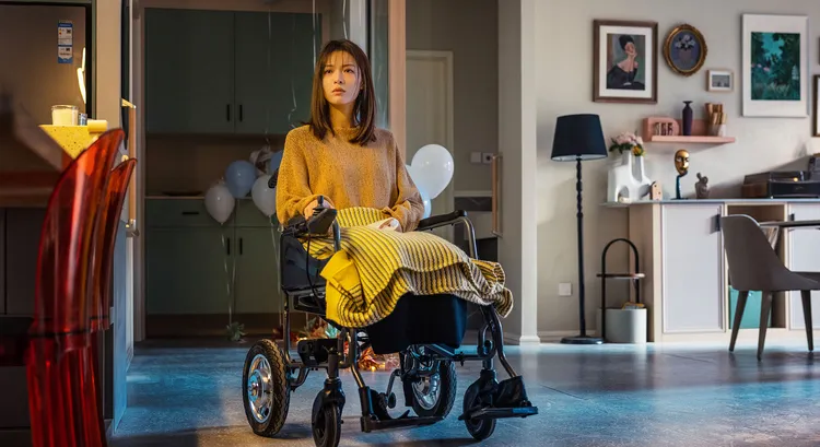 鍾楚曦戲裡因車禍雙腿截肢。中天娛樂台提供