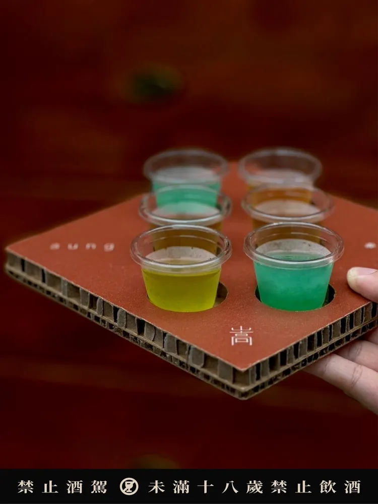 以芒果為主軸風味的「須盡歡」，以柚子為主軸風味的「空對月」以及以青草茶為風味的「草根宴」。業者提供