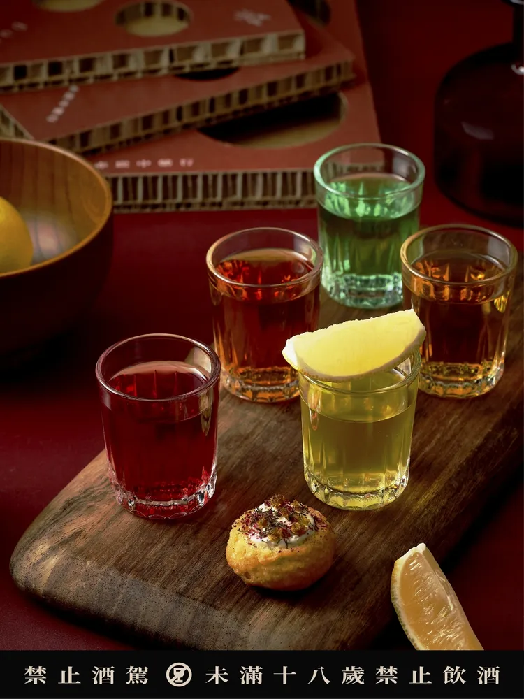 嵩sung聯手台南知名酒吧赤崁中藥行，首次插旗台中推出多款限定調酒與shot組。業者提供