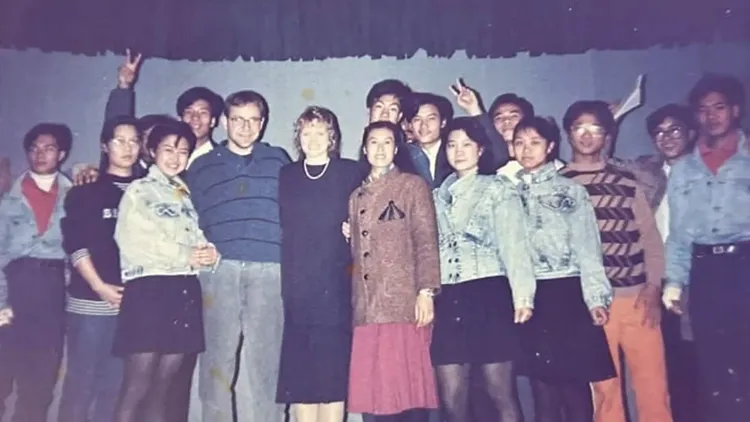 1989年時華茲與非營利組織WorldTeach的成員合照。翻攝自《紐約郵報》