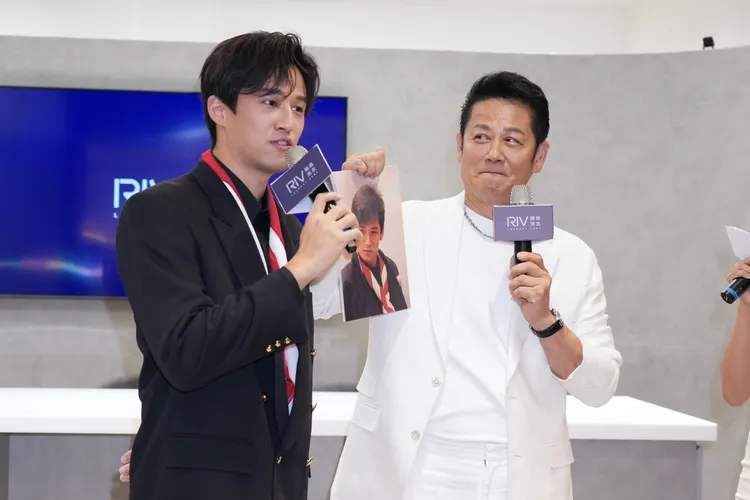 徐新洋（左）今天身穿34年前徐乃麟主持《綜藝萬花筒》時的服裝。彭欣偉攝