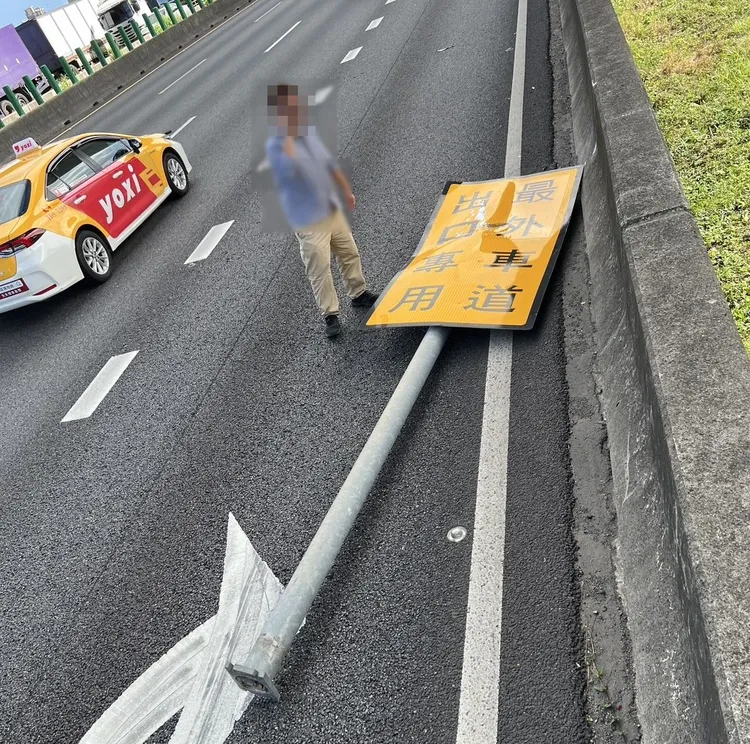 國道標誌牌傾倒砸車。國道警察提供