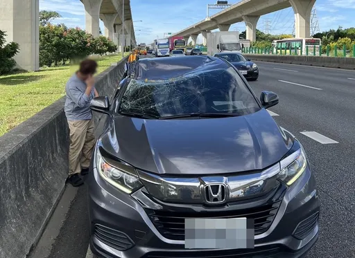 好衰!標誌牌國道突傾倒砸車 好運!駕駛躲過一劫