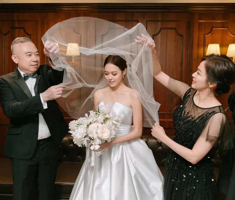 洪榮宏的女兒嫁人了。翻攝施羽臉書