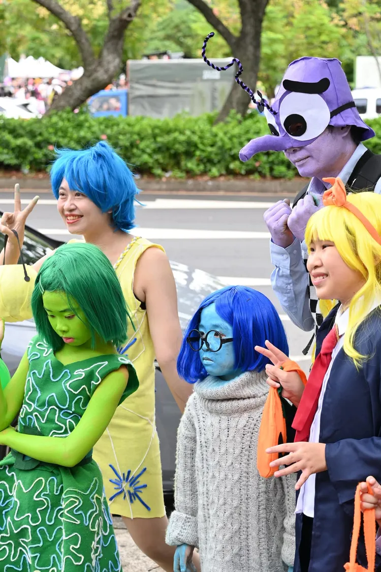 疑似是一家人裝扮成《腦筋急轉彎》主角們，包括「憂憂」、「厭厭」和「驚驚」，都在臉部、脖子及手部塗上了電影中的藍、綠及紫色膚色，相當用心。翻攝自「靠北天母幫」