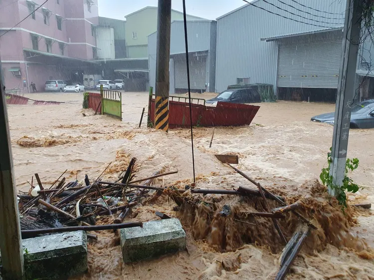 淡水區淹水嚴重。消防局提供