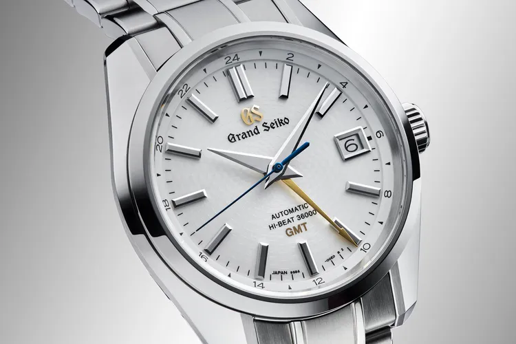 面盤透過複雜壓紋工藝打造孔雀開屏的華麗意象。品牌提供