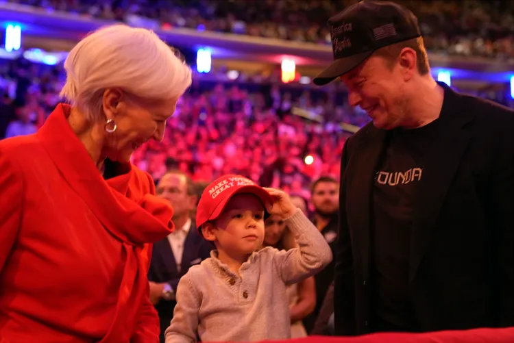 馬斯克的4歲兒子「X Æ A-XII」（中）戴上川普「讓美國再度偉大」的招牌帽子。美聯社