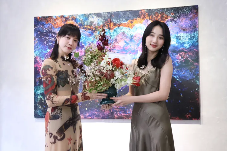 李沐（右）擔任嘉賓，獻花給程予希。莊宗達攝影