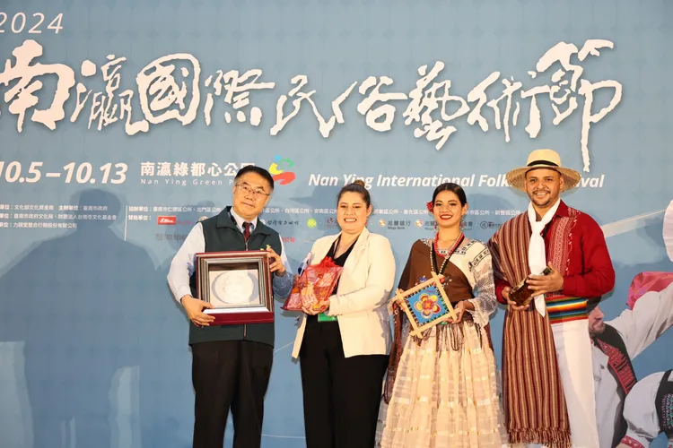 台南市長黃偉哲贈送台南工藝家陳一中的紙雕劍獅工藝品給外國團隊。南市府提供