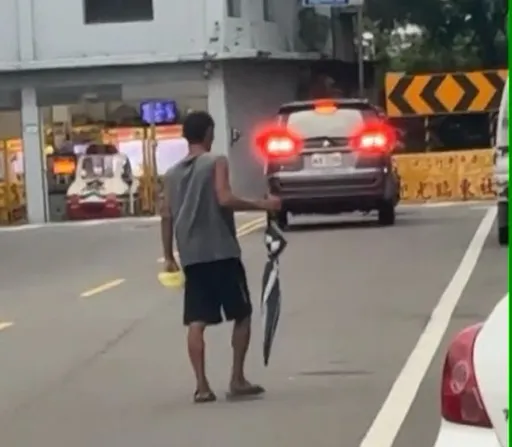 男子大馬路上持傘揮舞！嚇壞路人　平鎮警方柔性勸離