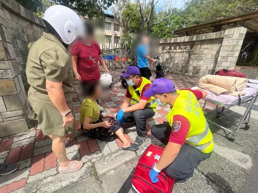山陀兒來襲!70歲婦人騎車出門遭強風吹倒 平鎮警、民及時救援
