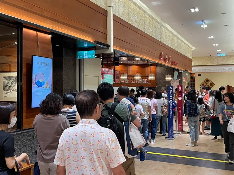 台中大遠百今（2日）鼎泰豐等美食餐廳出現排隊人潮。遠百提供