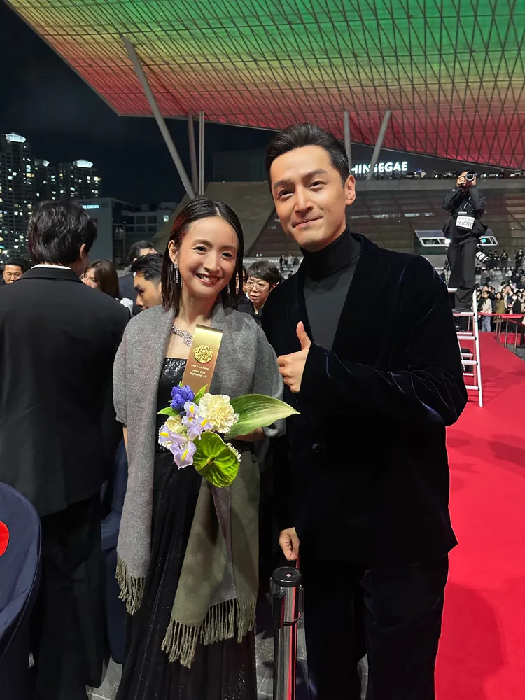 林依晨與老搭檔胡歌，分別抱走最佳女、男主角獎，掀回憶殺。周子娛樂提供