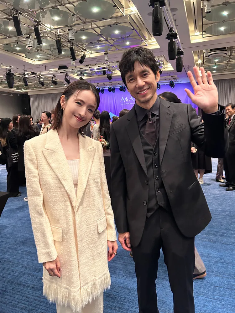 活動上林依晨與西島秀俊合照，事後西島秀俊也在IG 秀出與林依晨合照，並恭喜獲獎者。周子娛樂提供)