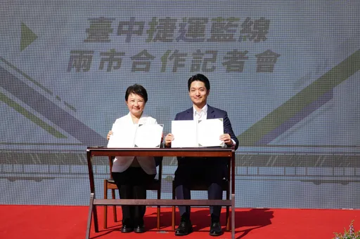 共同簽署台中捷運藍線MOU 蔣萬安、盧秀燕齊喊碳費留地方