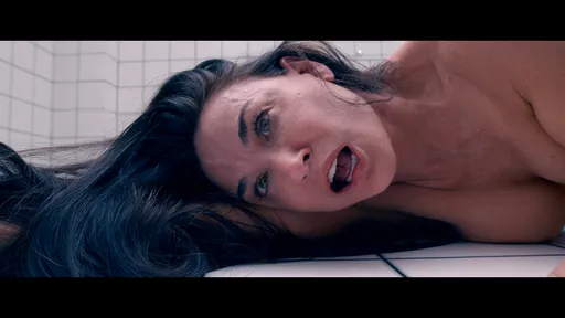 黛咪摩爾「三點全露」入鏡 曾容貌焦慮為追求完美自虐