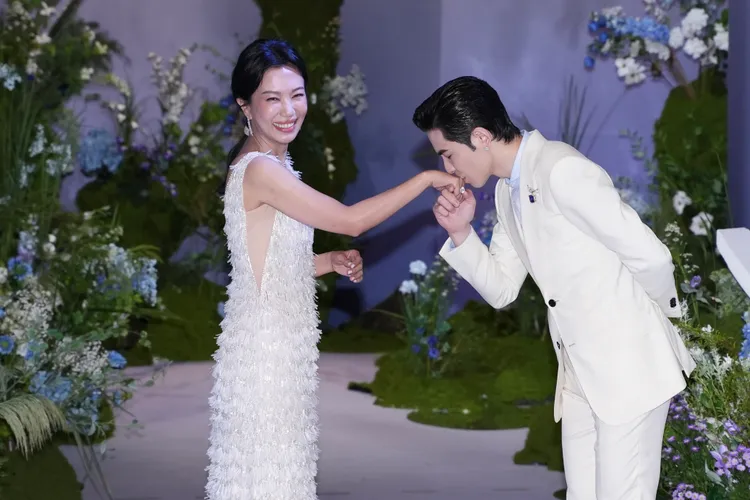 蕭敬騰親吻Summer，13.33克拉超閃。彭欣偉攝