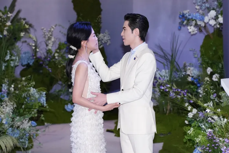 蕭敬騰體貼為老婆撥頭髮。彭欣偉攝