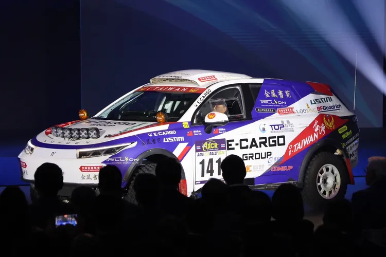 越賽車好手陳和皇載著鴻海董事長劉揚偉出場。莊宗達攝