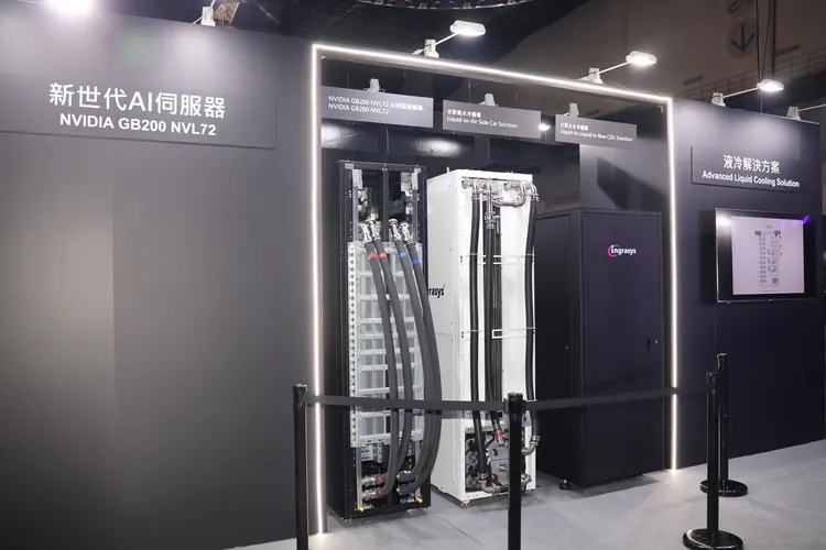 鴻海科技日展示出量產版的GB200 AI伺服器。莊宗達攝影