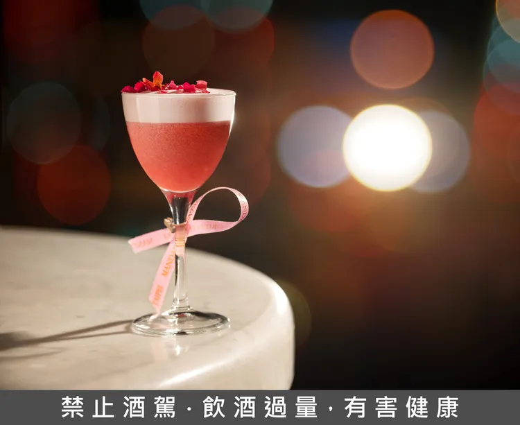 M.O. Bar「美荔佳人」粉紅特調，浪漫的粉色酒體香氣層次芬芳迷人，最適合閨蜜歡慶的舉杯時刻。業者提供