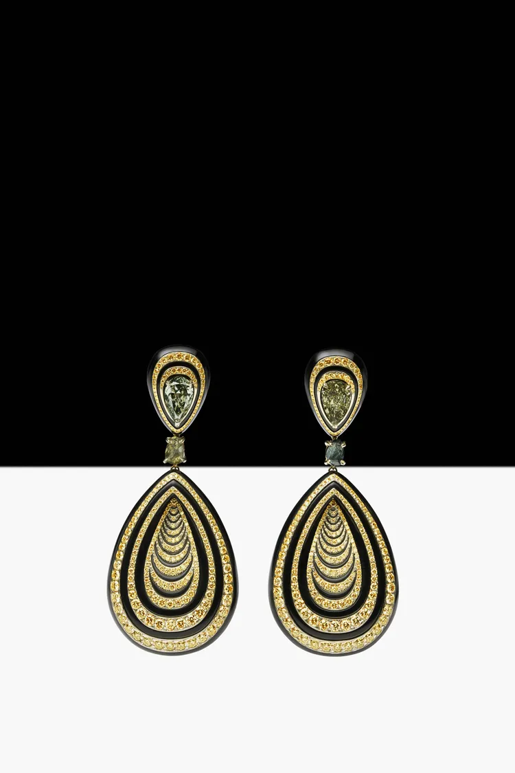 De Beers The Alchemist of Light 高級珠寶系列 Optical Wonder 鑽石垂墜式耳環，680萬元。品牌提供
